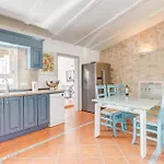 Villa Auf Dem Land Mit Mehreren Pools Auf Weitlaeufigem Grundstueck Mit Herrlicher Aussicht Auf Die Bergige Landschaft