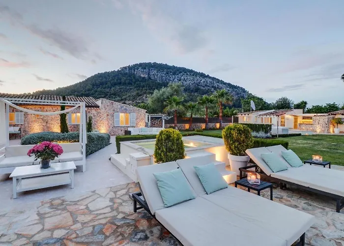 Villa Auf Dem Land Mit Mehreren Pools Auf Weitlaeufigem Grundstueck Mit Herrlicher Aussicht Auf Die Bergige Landschaft