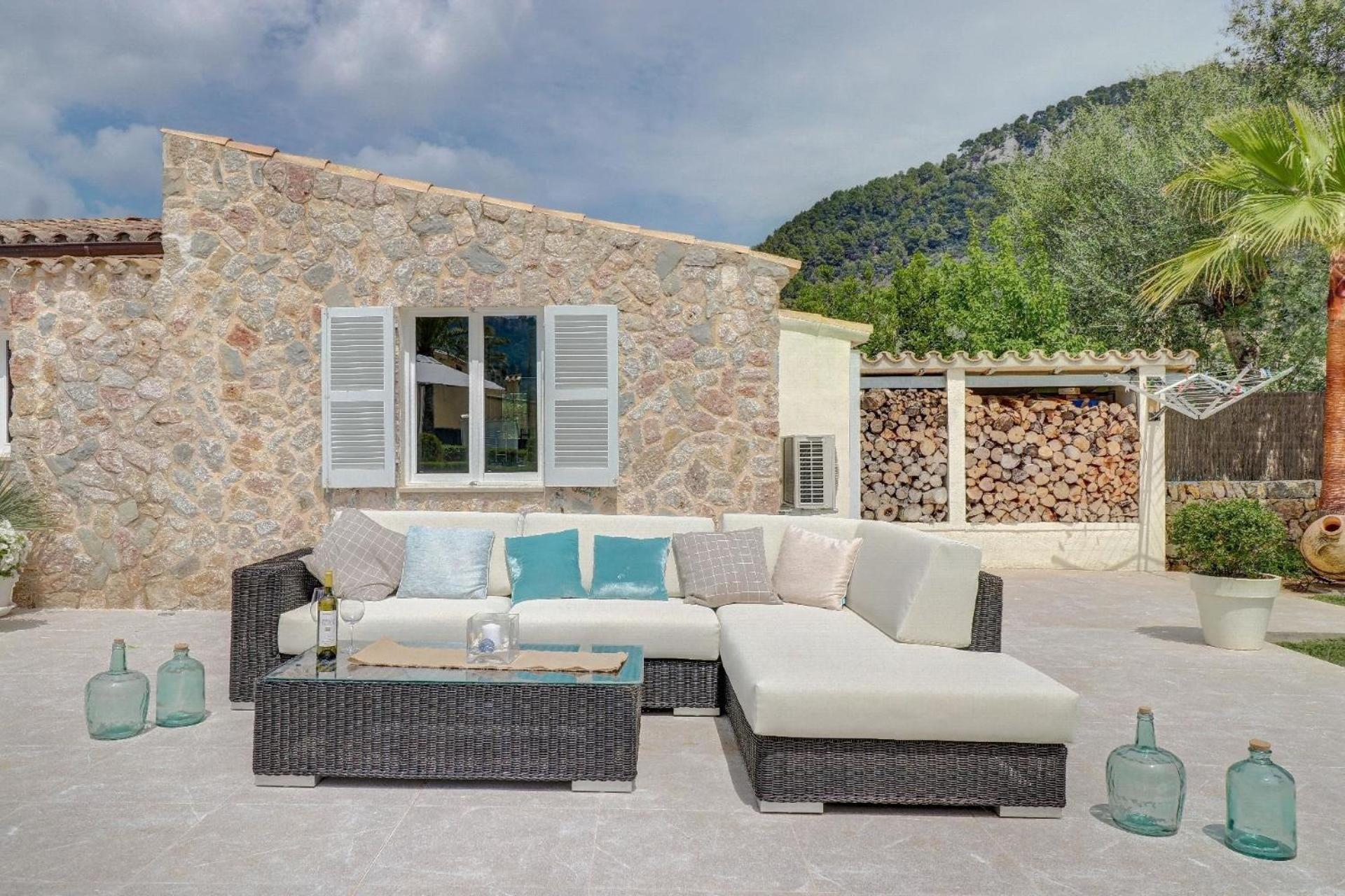 Ferienhaus Auf Dem Land Mit Mehreren Pools Auf Weitlaeufigem Grundstueck Mit Herrlicher Aussicht Auf Bergige Landschaft Pollença