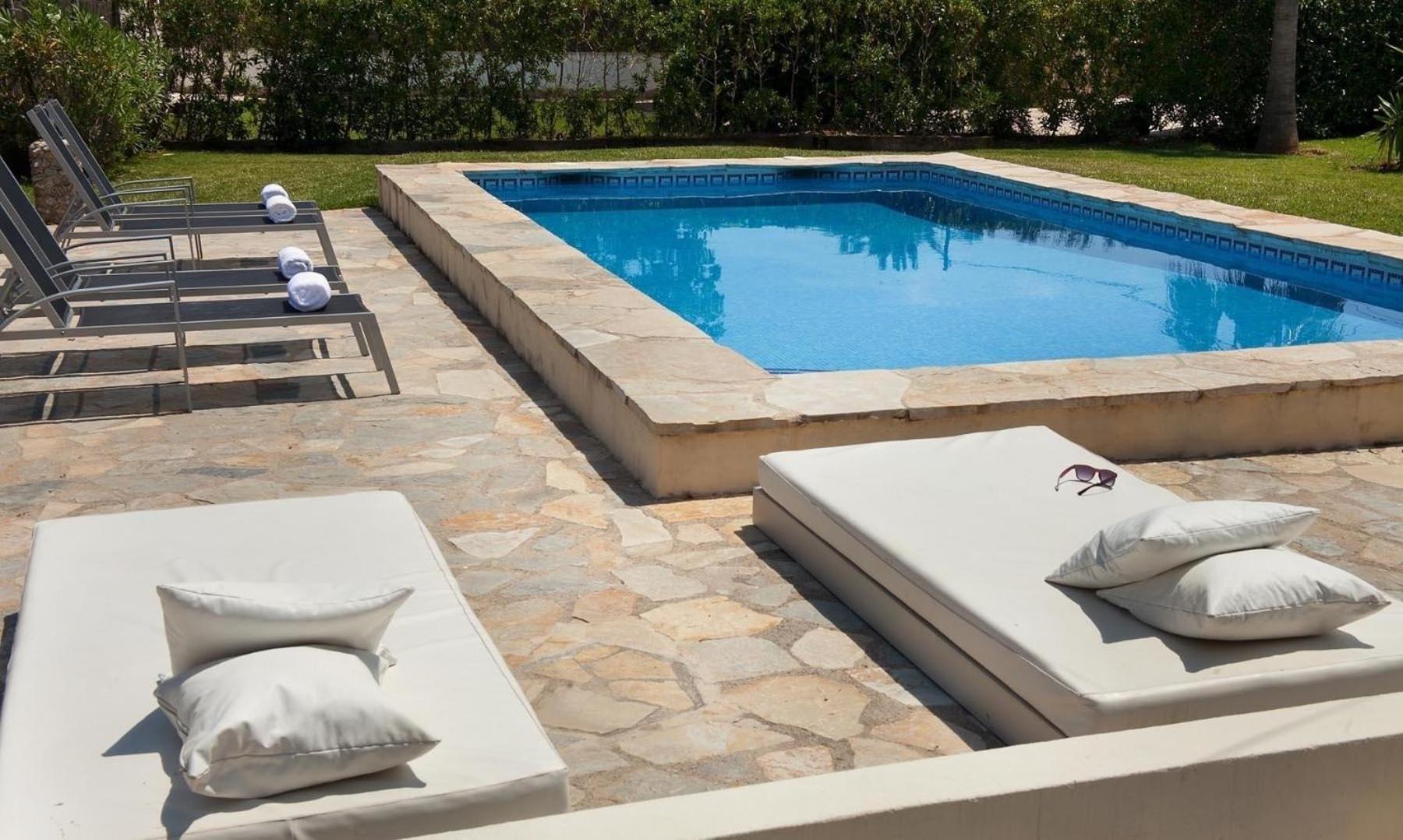 Auf Dem Land Mit Mehreren Pools Auf Weitlaeufigem Grundstueck Mit Herrlicher Aussicht Auf Bergige Landschaft Ferienhaus