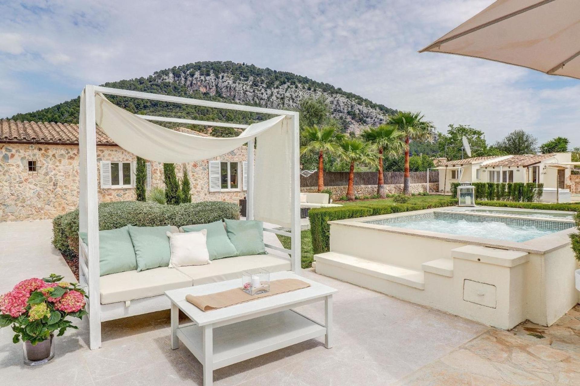 Auf Dem Land Mit Mehreren Pools Auf Weitlaeufigem Grundstueck Mit Herrlicher Aussicht Auf Bergige Landschaft * Pollença