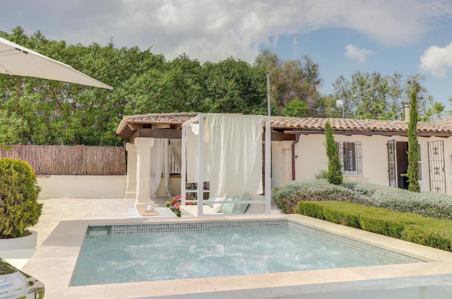Ferienhaus Auf Dem Land Mit Mehreren Pools Auf Weitlaeufigem Grundstueck Mit Herrlicher Aussicht Auf Bergige Landschaft Pollença
