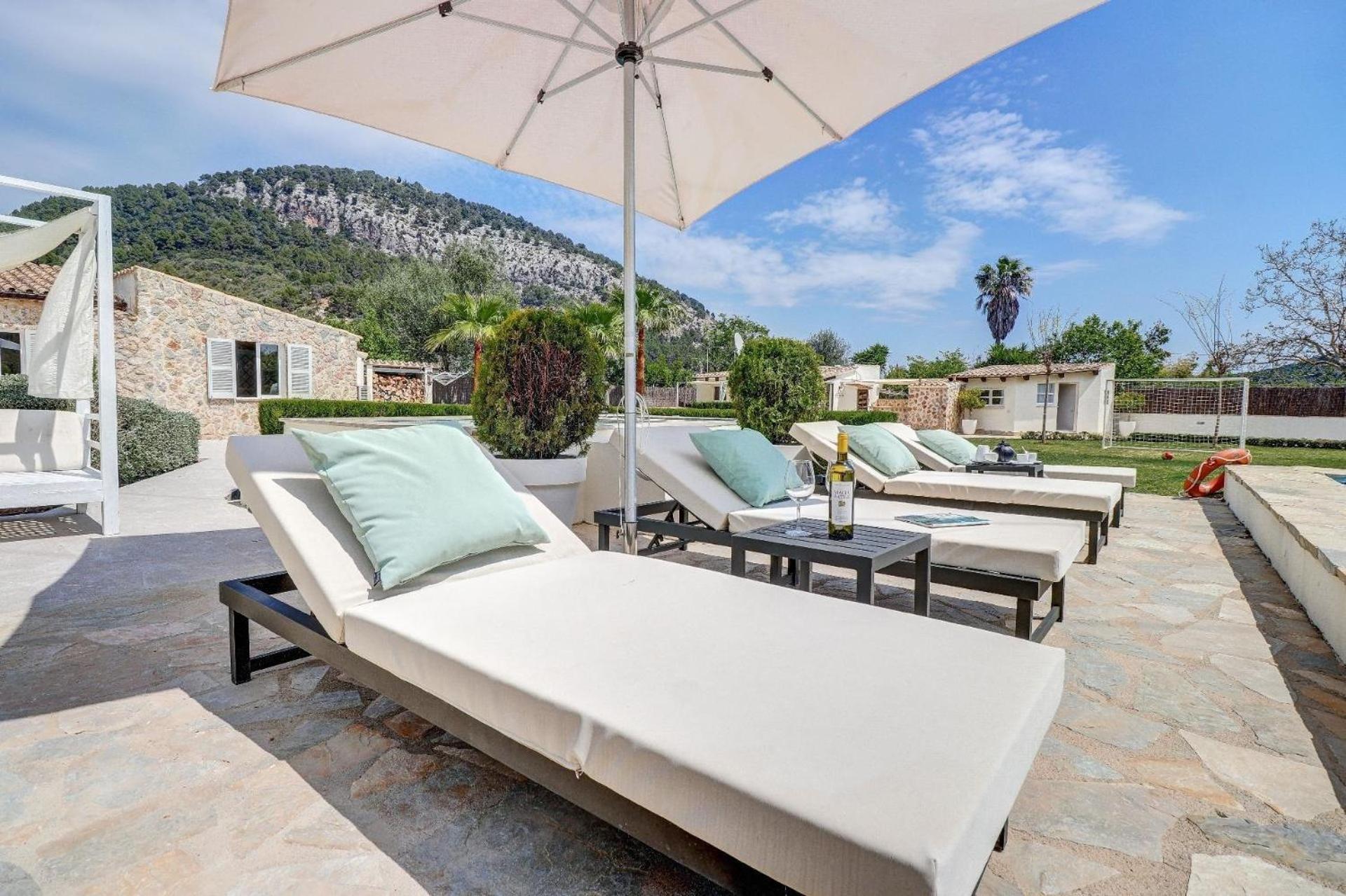 Auf Dem Land Mit Mehreren Pools Auf Weitlaeufigem Grundstueck Mit Herrlicher Aussicht Auf Bergige Landschaft Pollença